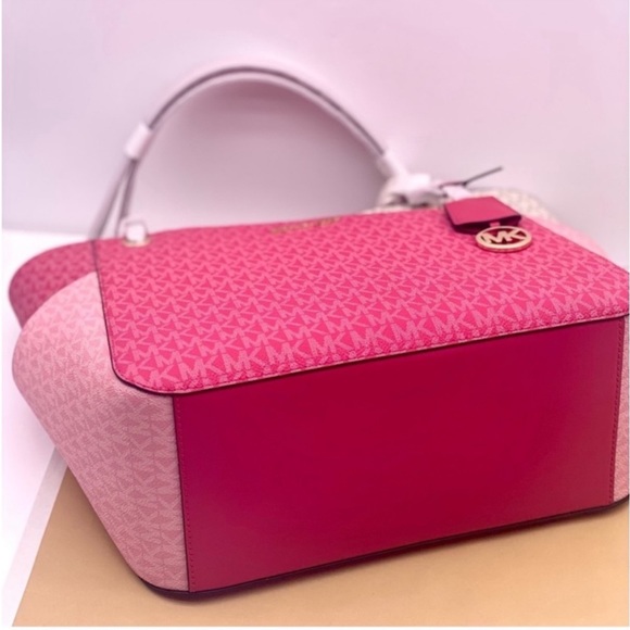 Michael Kors Jet Set Large Chain
Tote and Wallet Set - Picture 6 of 12